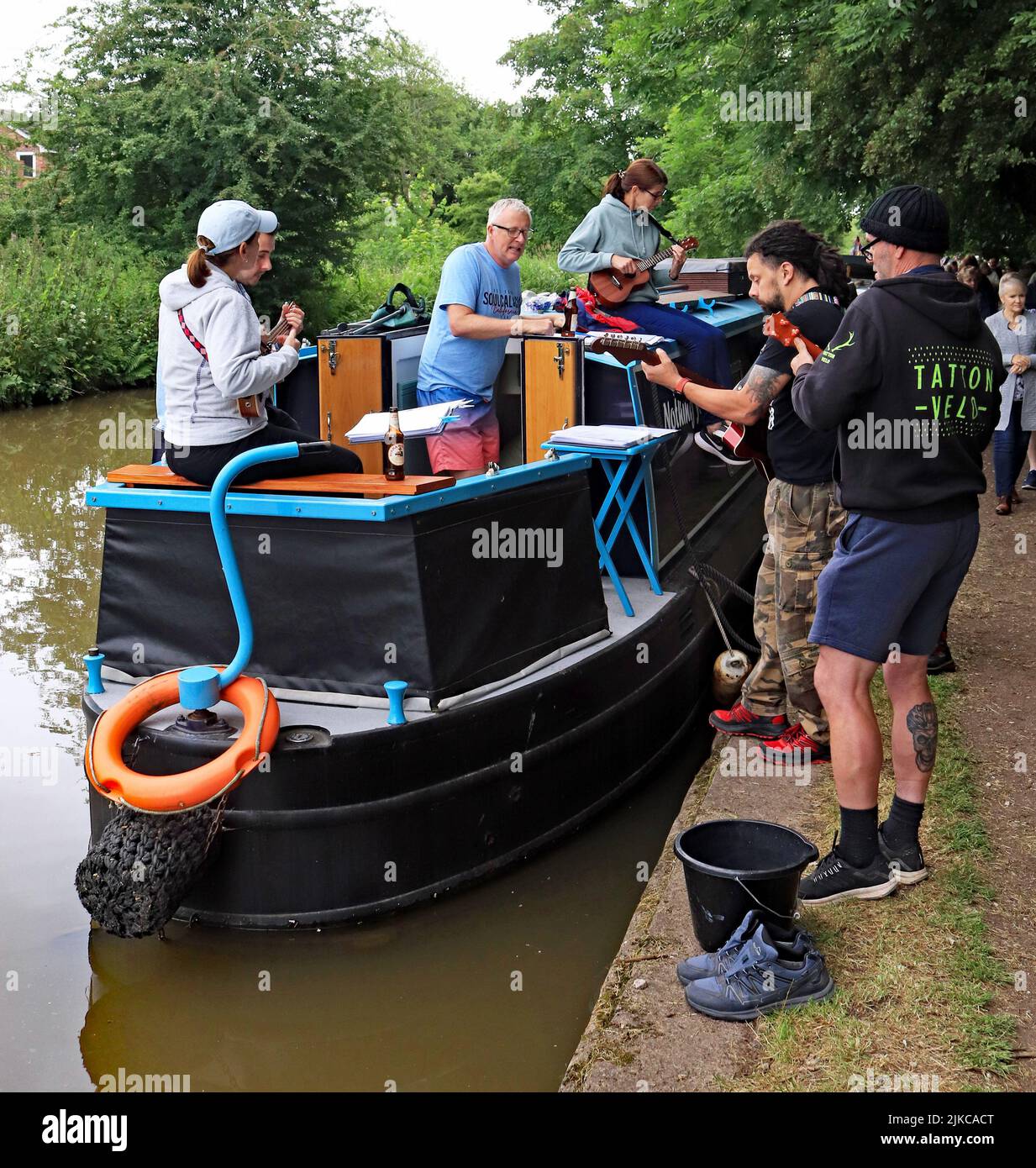 Singen und Spielen um ein Boot bei Folk and Boat 19,6.2022, Ein wenig improvisierte Jam-Session von Mitgliedern des Northwich Ukulele Clubs. Stockfoto