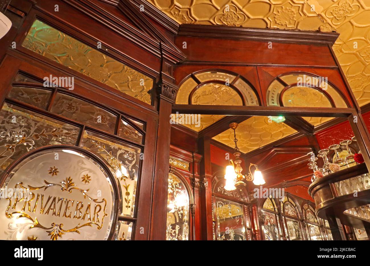 Ornate Private Bar Doors, at the, Red Lion, 2 Duke of York St, Mayfair, London, England, UK, SW1Y 6JP Stockfoto