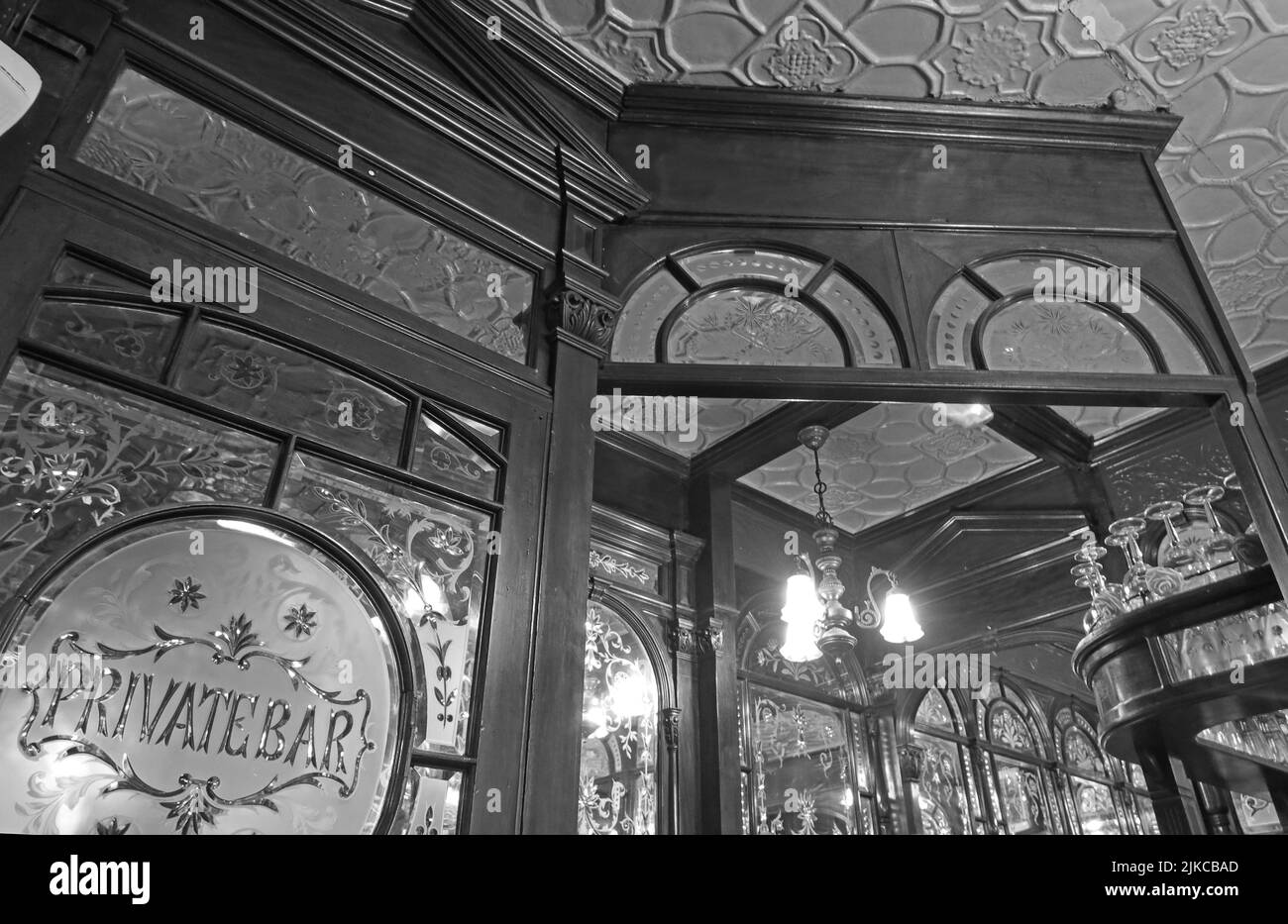 BW-Monochrom-Bild von kunstvoll verzierten privaten Bartüren, im, Red Lion, 2 Duke of York St, Mayfair, London, England, Großbritannien, SW1Y 6JP Stockfoto