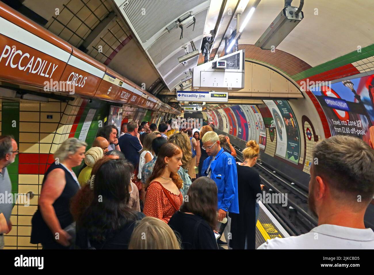Überfüllter und geschäftiger U-Bahn-Bahnhof Bakerloo an der U-Bahn-Station Piccadilly Circus in London, England, Großbritannien Stockfoto