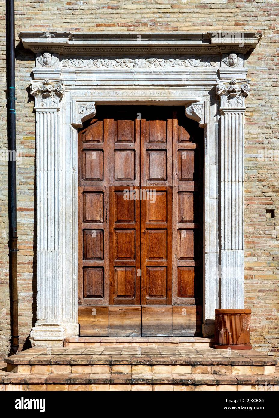 Portal der Stiftskirche San Giovanni Evangelista, Penne, Italien Stockfoto