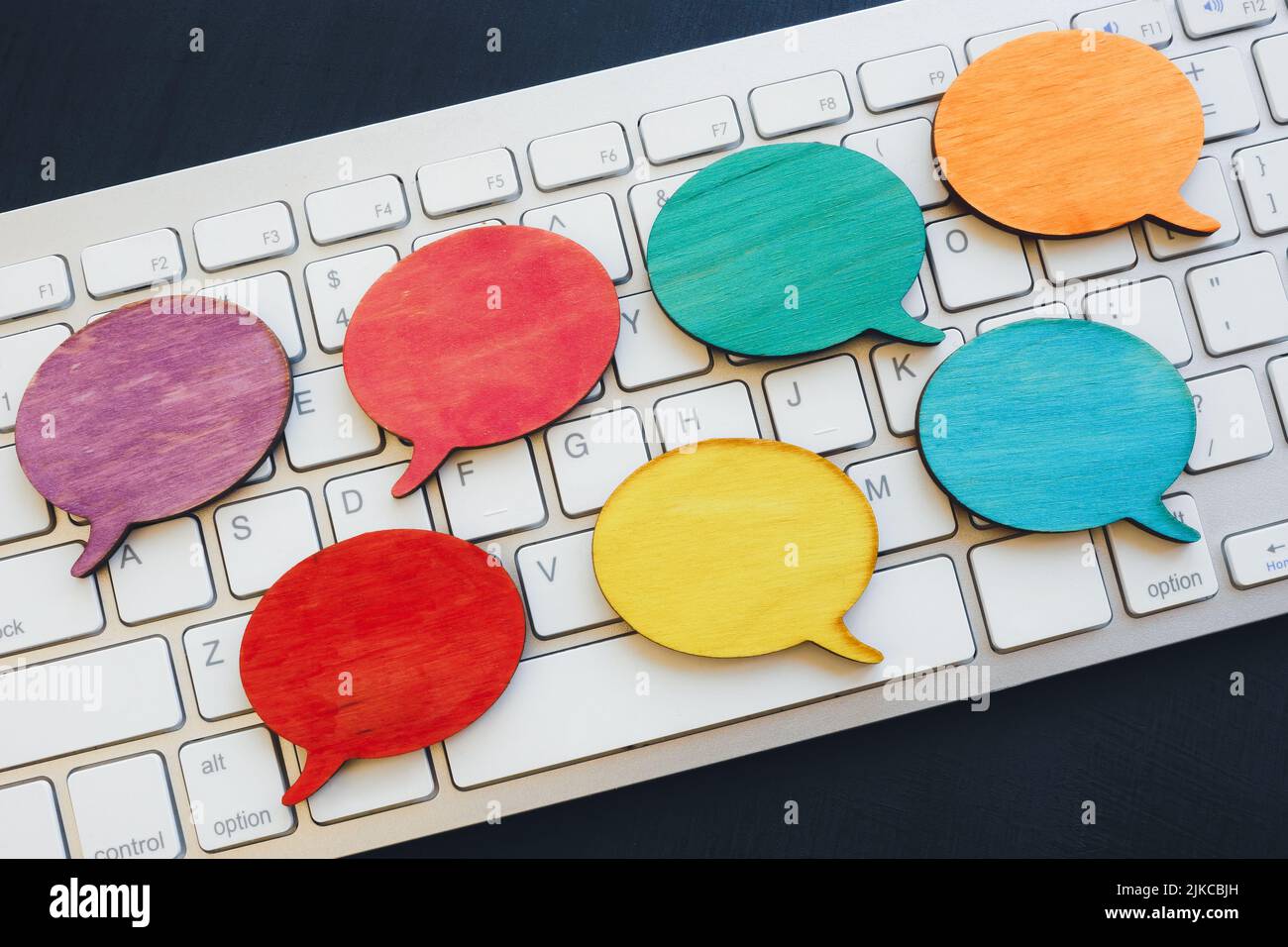 Tastatur- und Sprechblasen als Symbol für Gerüchte und Kontroversen. Stockfoto