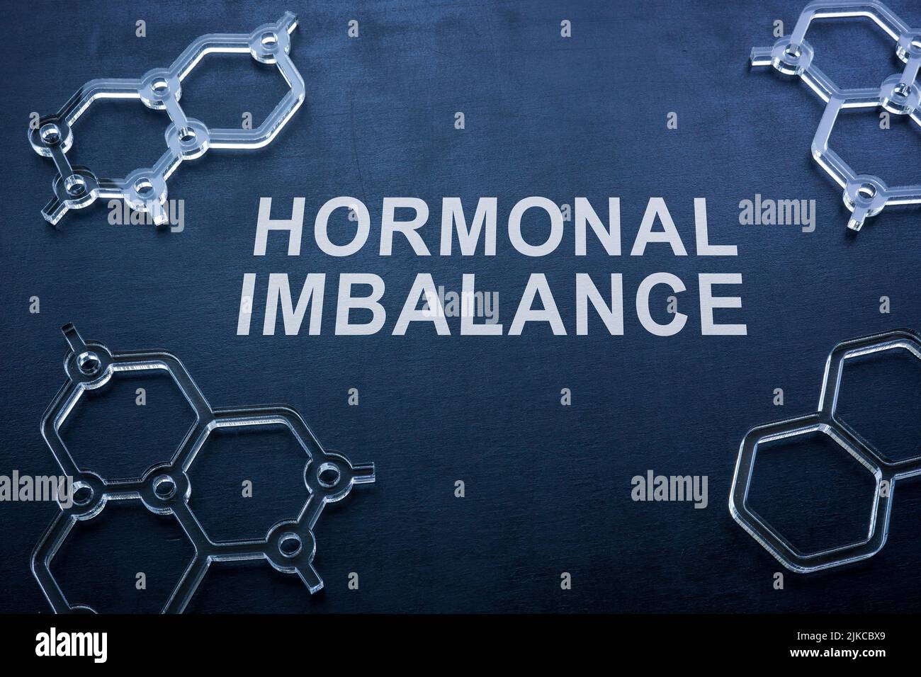 Hormonelles Ungleichgewicht auf der Tafel und chemischen Modellen. Stockfoto