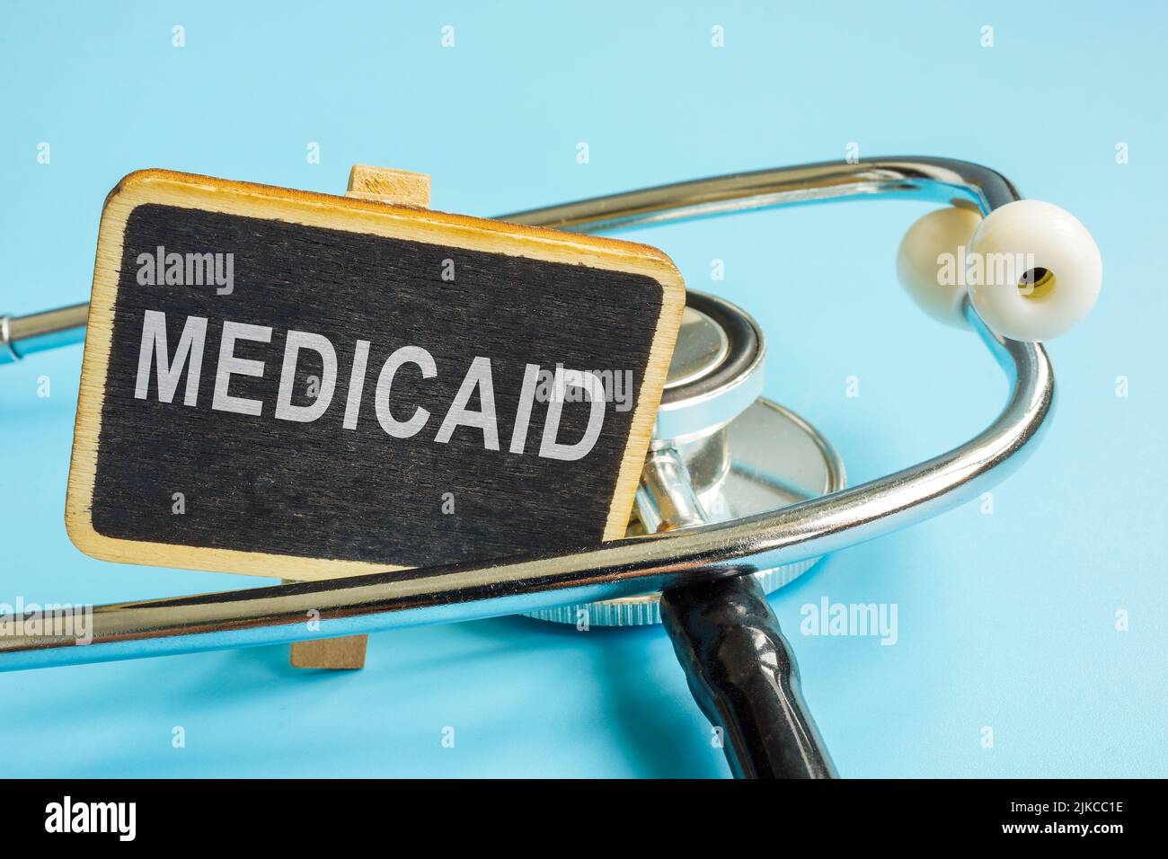 Platte mit dem Wort Medicaid und einem Stethoskop. Stockfoto