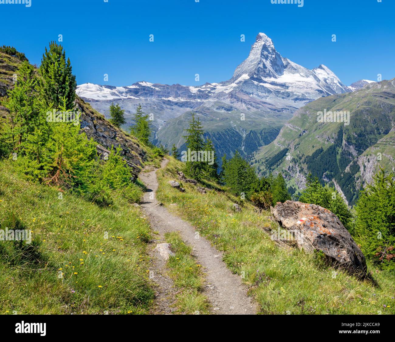 Die schweizer walliser alpen mit dem Matterhorn-Gipfel über dem mattertal. Stockfoto