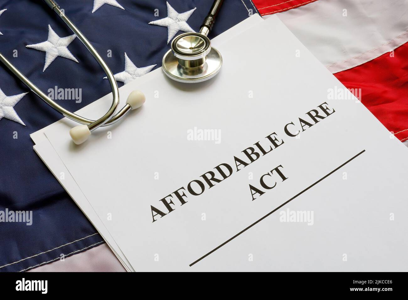 Affordable Care Act ACA, Flag und Stethoskop. Stockfoto