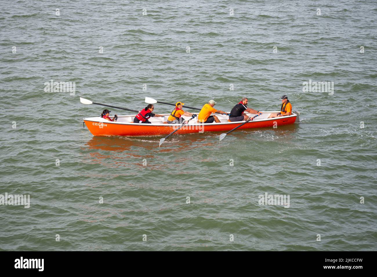 Lower Thames Rudern Club Celtic Longboat namens Ceilidh, gerudert auf der Themse Mündung vorbei an Southend on Sea. Club in Leigh on Sea Stockfoto