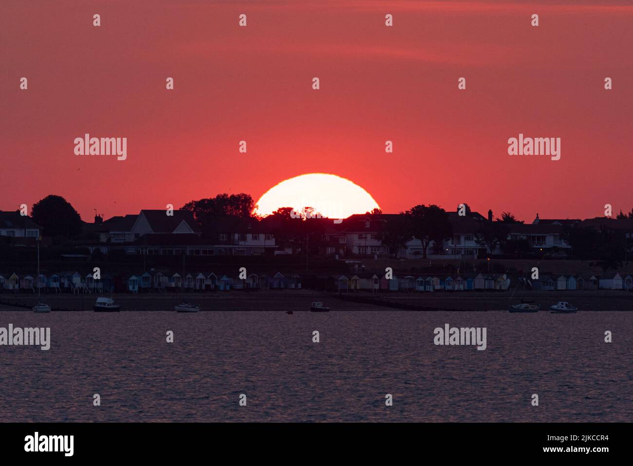 Sonnenaufgang hinter Thorpe Bay, Southend on Sea, Essex, Großbritannien. Strandgrundstücke im Morgengrauen Stockfoto