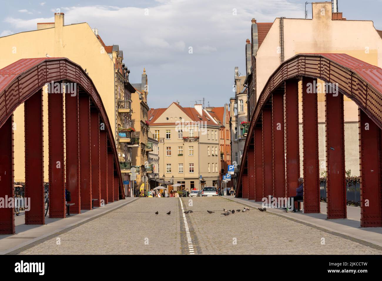 Die Jordanbrücke mit Tauben, die zur Ostrowska Straße führen Stockfoto