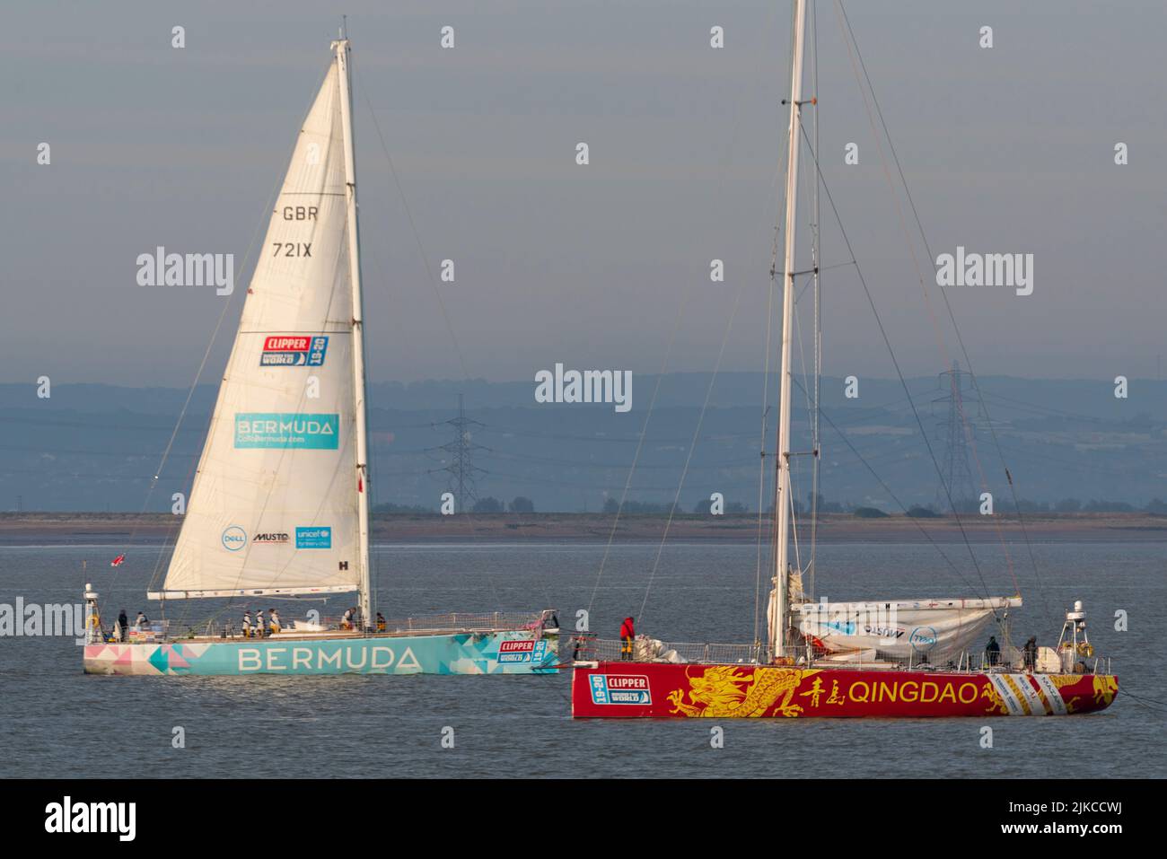 Das Bermuda- und Qingdao-Team bohrt nach dem Clipper Round the World-Rennen vor dem Southend Pier in der Themse-Mündung Stockfoto
