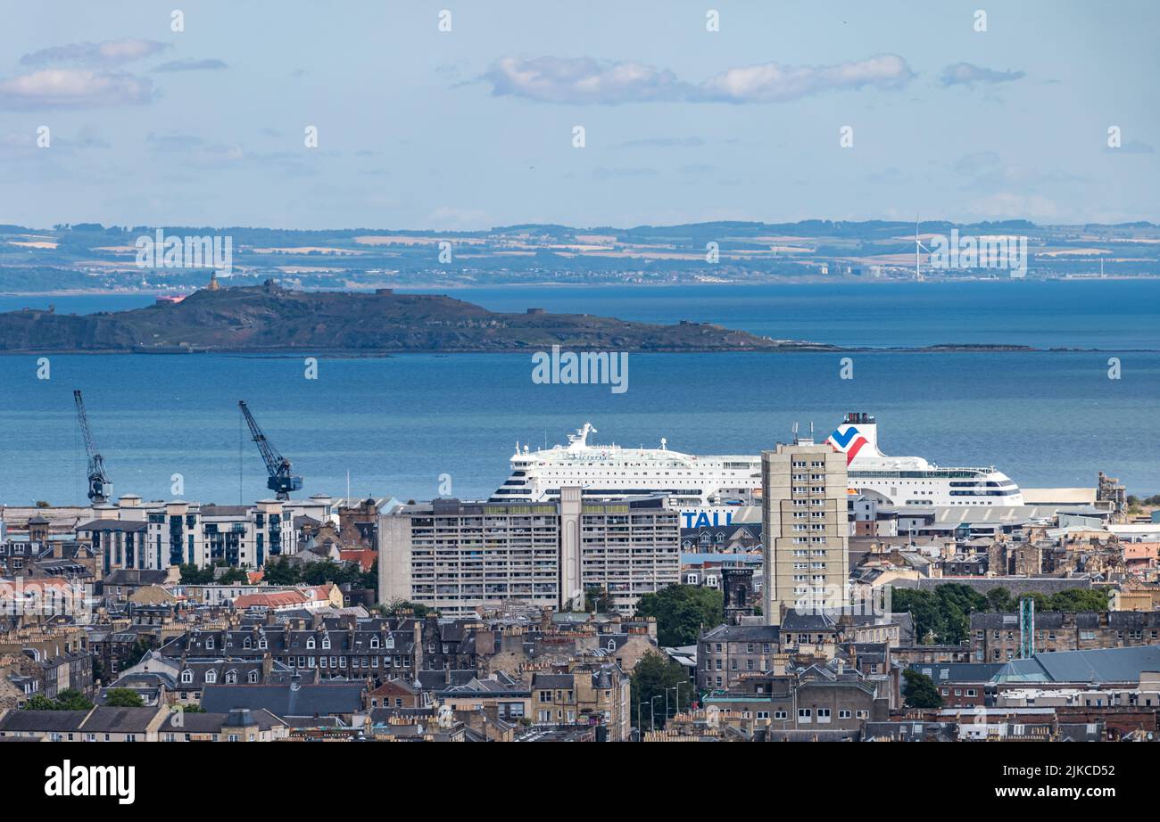 Blick auf das MS Victoria-Fährschiff, das im Hafen von Leith anlegt, um ukrainischen Flüchtlingen Unterkunft zu bieten, Edinburgh, Schottland, Großbritannien Stockfoto