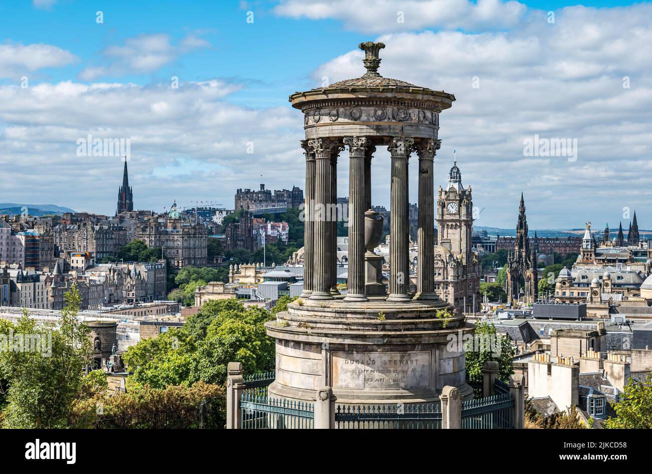 Blick auf das Dugald Stewart Monument über die Skyline der Stadt mit Schloss und Balmoral-Hoteluhr, Edinburgh, Schottland, Großbritannien Stockfoto