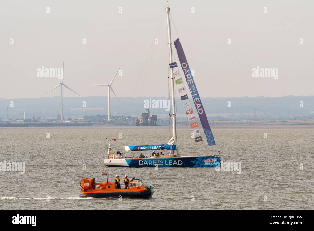 Wagen Sie es, die Teamyacht vor dem Southend Pier in der Themse-Mündung zu führen, nachdem Sie das Rennen der Clipper Round the World-Yacht beendet haben. RNLI-Luftkissenboot Stockfoto