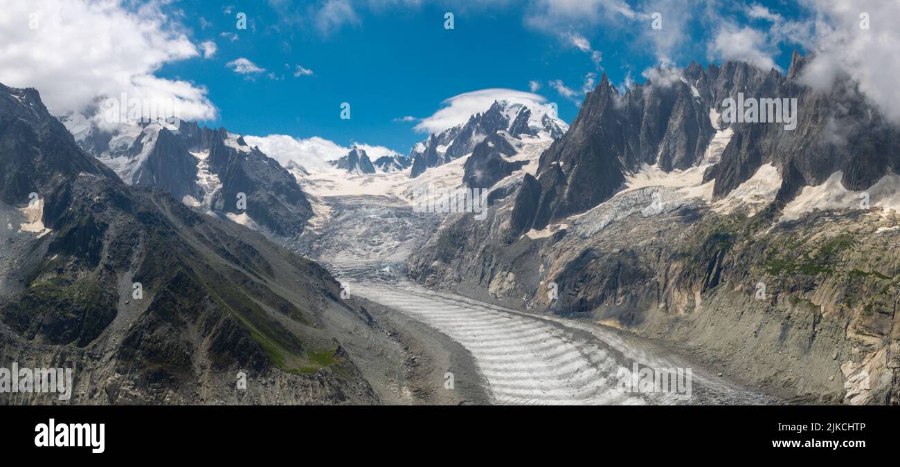 Das Panorama des Mont-Blanc-Massivs, Mt. Blanc du Tacul, die Türme von Les Aiguilles und der Gletscher Mer de Glace. Stockfoto