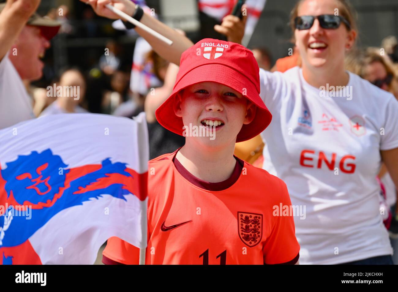London, Großbritannien. England-Fans feierten den Sieg der Frauen bei der Euro 2022 mit den Lionesses auf dem Trafalgar Square. Kredit: michael melia/Alamy Live Nachrichten Stockfoto
