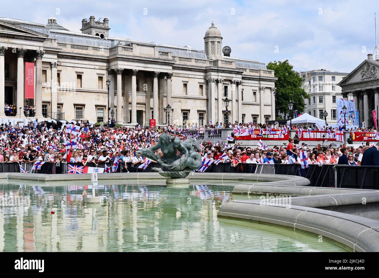 London, Großbritannien. England-Fans feierten den Sieg der Frauen bei der Euro 2022 mit den Lionesses auf dem Trafalgar Square. Kredit: michael melia/Alamy Live Nachrichten Stockfoto