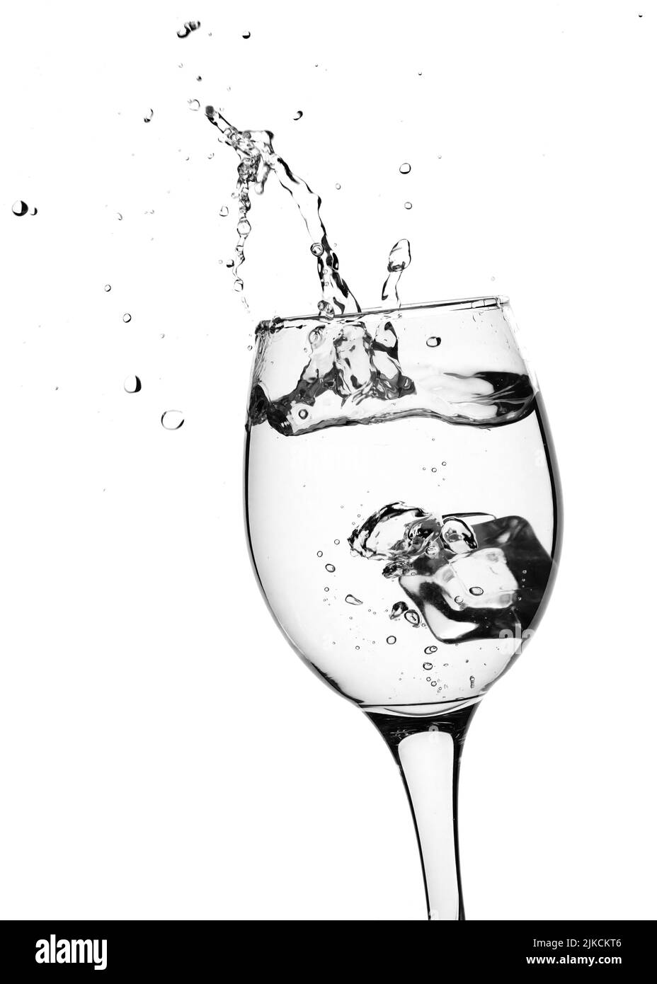 Glas klares Getränk oder Wasser mit Eiswürfelspritzer. Isoliert auf weißem Hintergrund Stockfoto