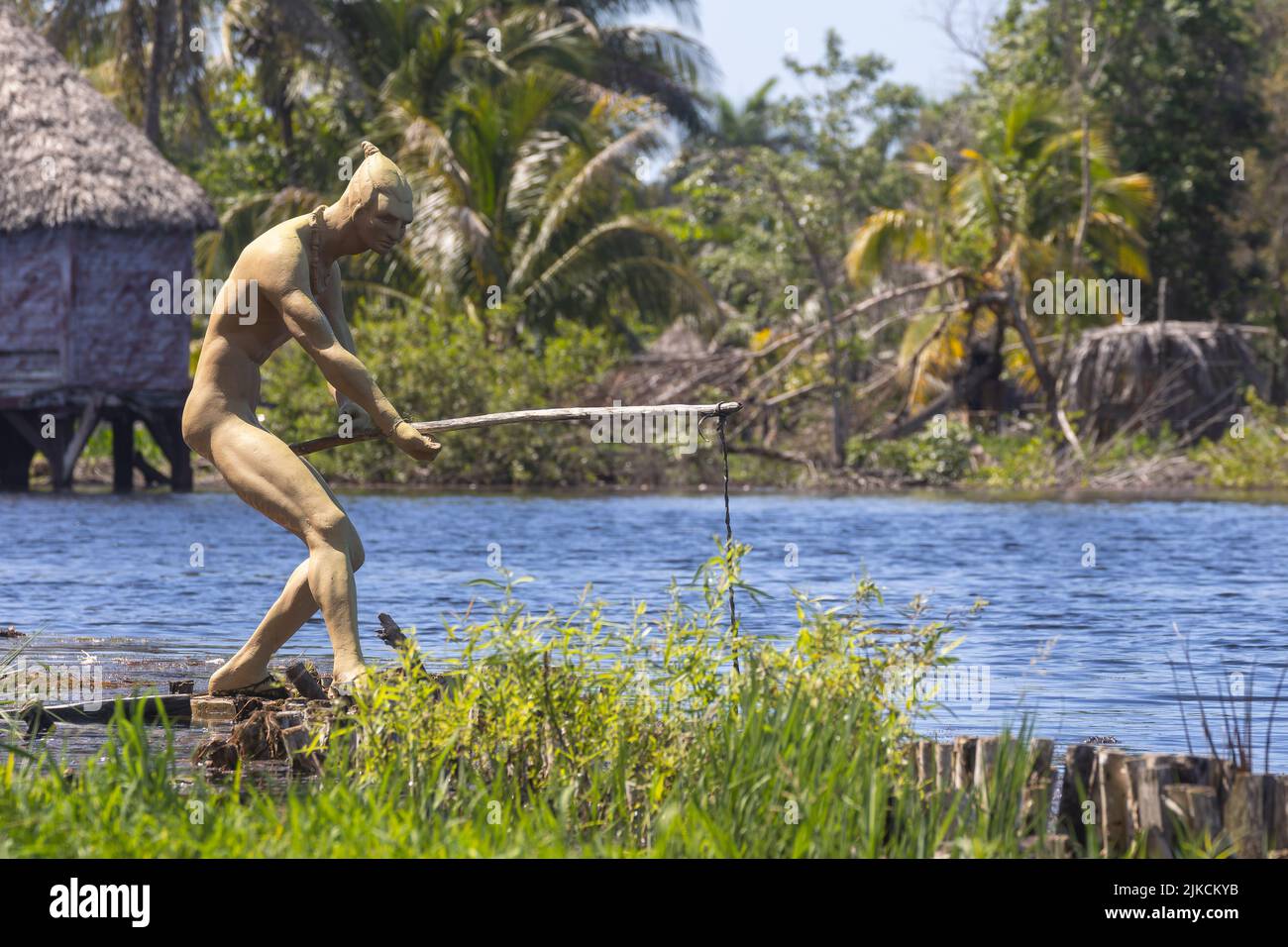 Eine goldene Fischerskulptur an der Küste des Zapata-Sumpfes in Kuba Stockfoto