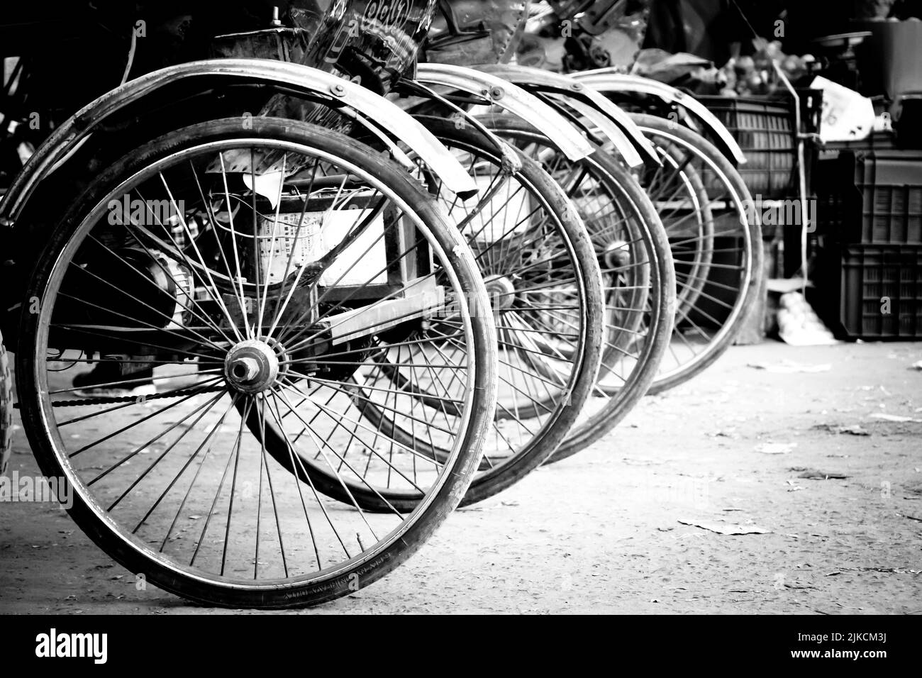 Eine schwarz-weiße Nahaufnahme eines aufgereihten Bycicles Stockfoto