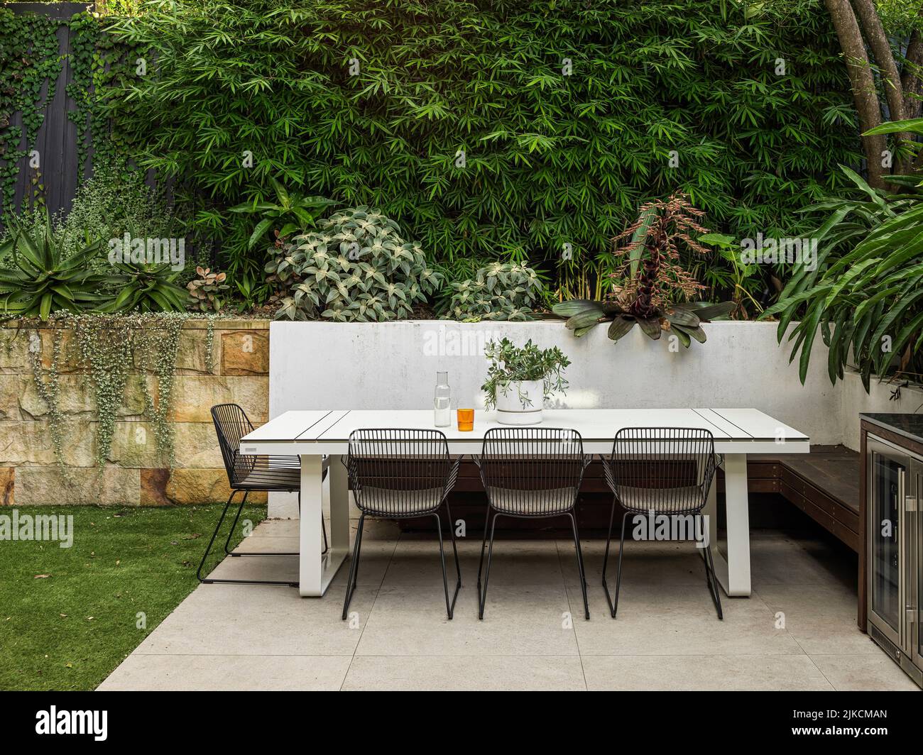 Unterhaltungsbereich im Freien. Lilyfield House, Lilyfield, Australien. Architekt: TW Architects, 2022. Stockfoto