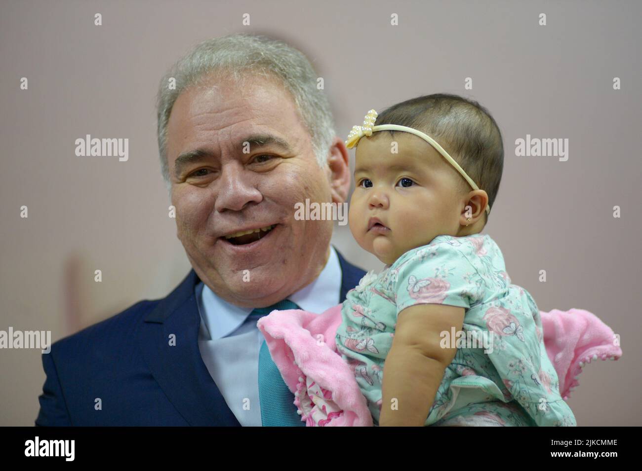 Brasília, DF - 01.08.2022: QUEIROGA FALA SOBRE ALEITAMENTO MATERNO - auf dem Foto hält Marcelo Queiroga ein Kind auf dem Schoß. An diesem Montag (1) nimmt Gesundheitsminister Marcelo Queiroga am Start der Nationalen Stillkampagne Teil. Der Minister weigerte sich, über Monkeypox zu sprechen und beantwortete keine Fragen zu diesem Thema. (Foto: Ton Molina/Fotoarena) Stockfoto