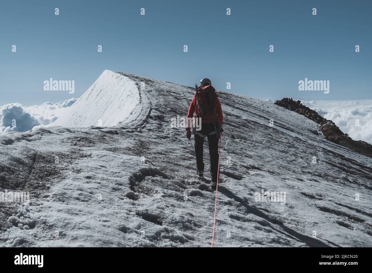 Aufnahme einer Bergsteigerin, die die letzten Meter zum Gipfel aufsteigt Stockfoto
