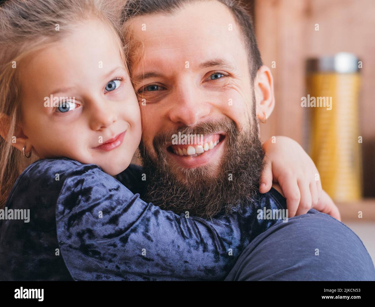 Glückliche Familie kleines Mädchen umarmt liebe Vater Liebe Stockfoto