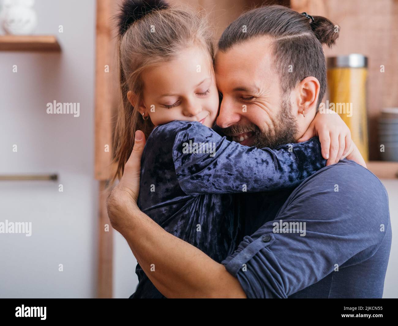 Glücklicher Vatertag kleines Mädchen umarmt Papa Liebe Stockfoto