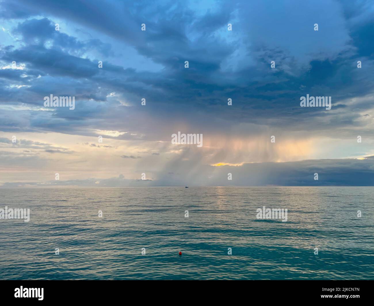 Hellrosa Sonnenuntergang am Meer Stockfoto