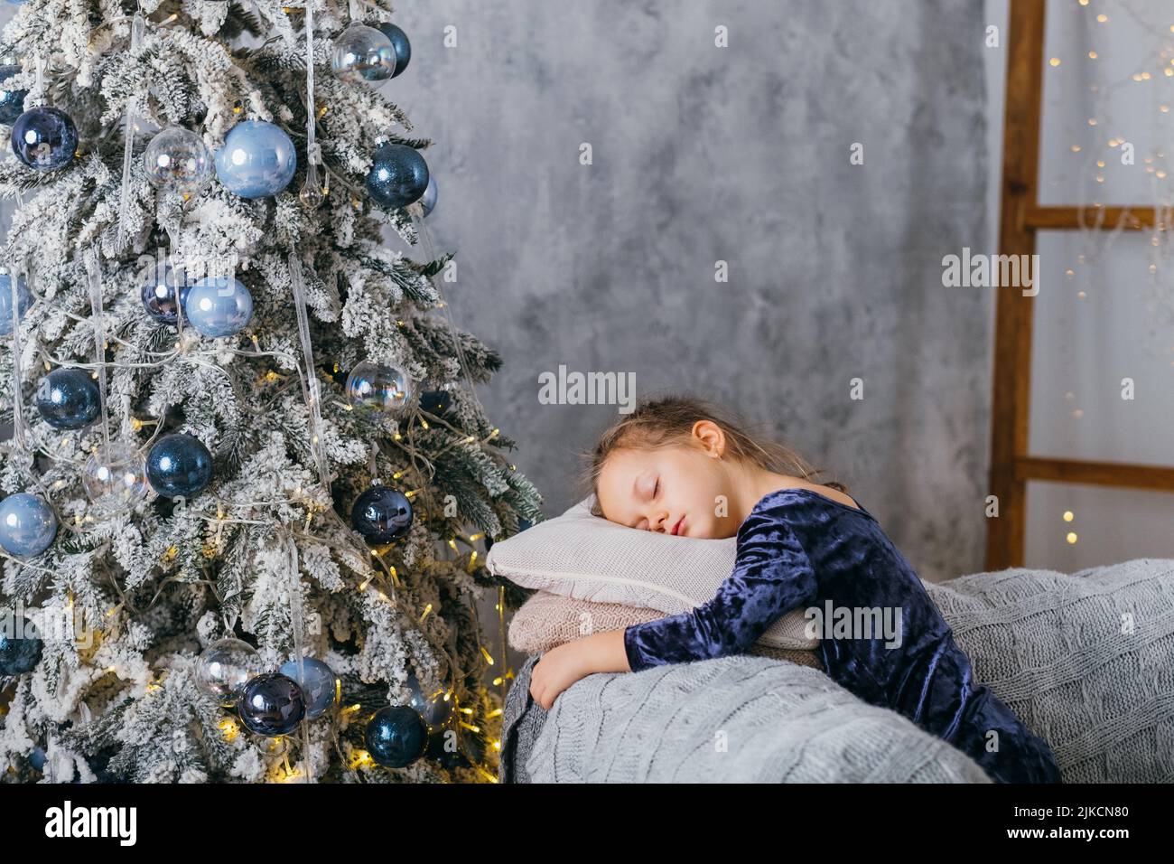 weihnachtsmorgen kleines Mädchen wartet santa Fichte Baum Stockfoto