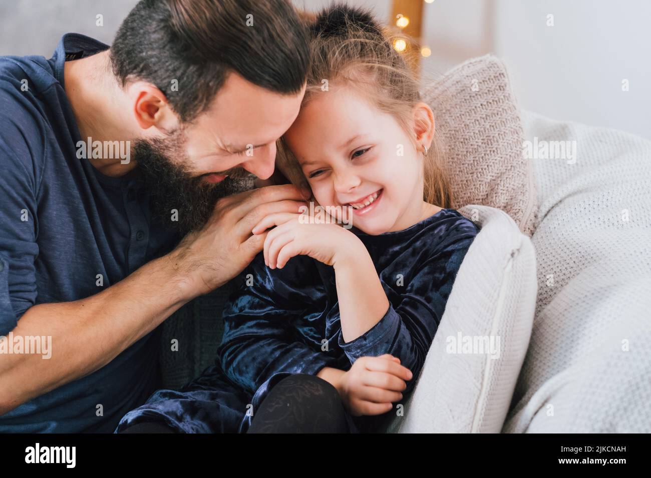 Familie zu Hause Spaß Vater scherzt Tochter lachen Stockfoto