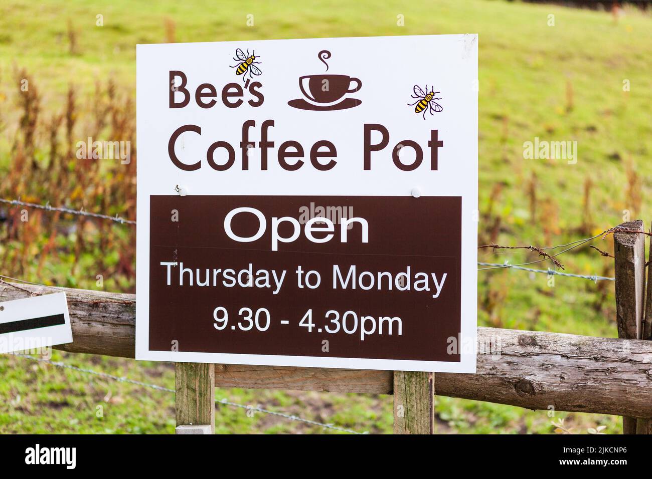 Schild mit Öffnungszeiten des Bee's Coffee Pot Stockfoto