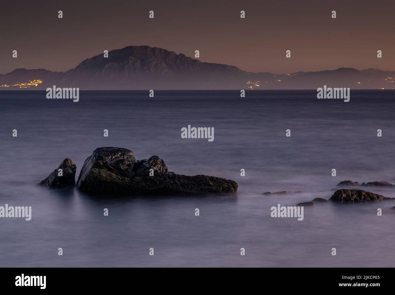 Jebel Musa mit der Straße von Gibraltar in Tarifa Stockfoto