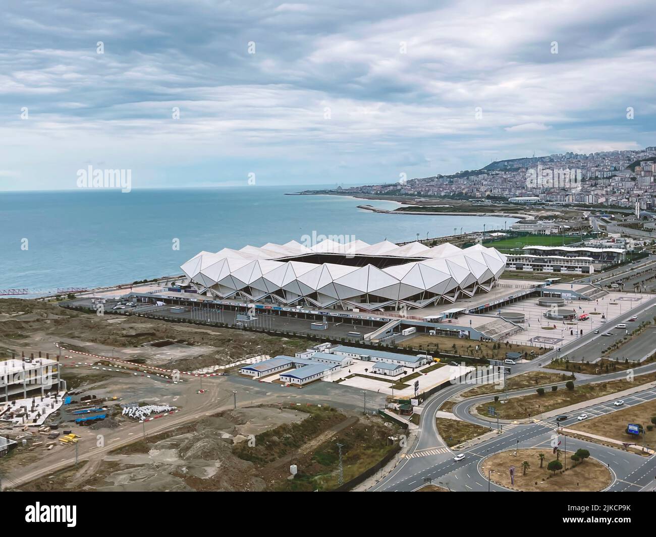 Luftaufnahme des Senol Gunes Sports Complex Medical Park Stadium, Akyazi, Trabzon, Türkei - 14. Juli 2022. Stockfoto