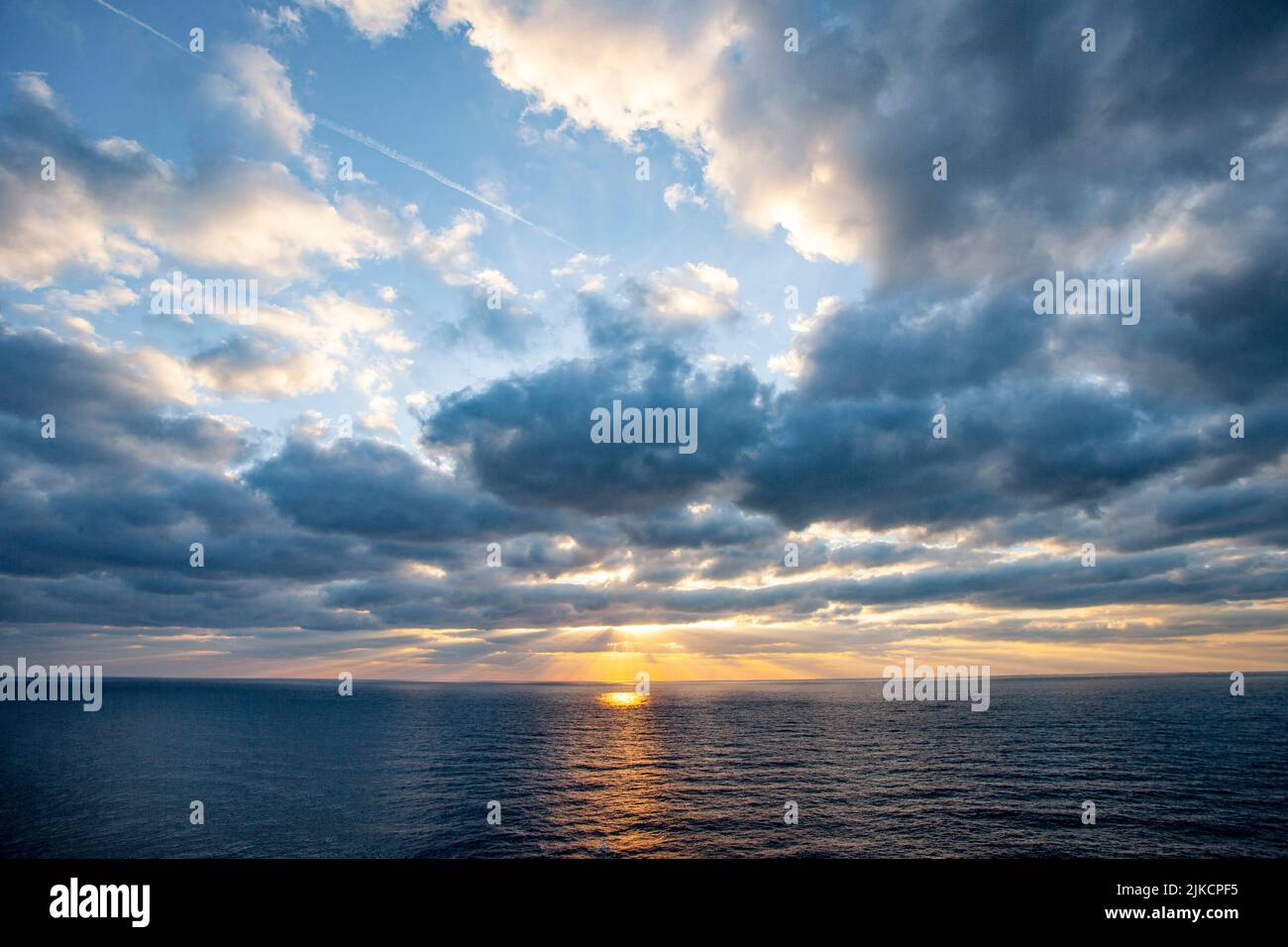 Blick auf den Golf von Mexiko von einer Offshore-Plattform bei Sonnenuntergang Stockfoto