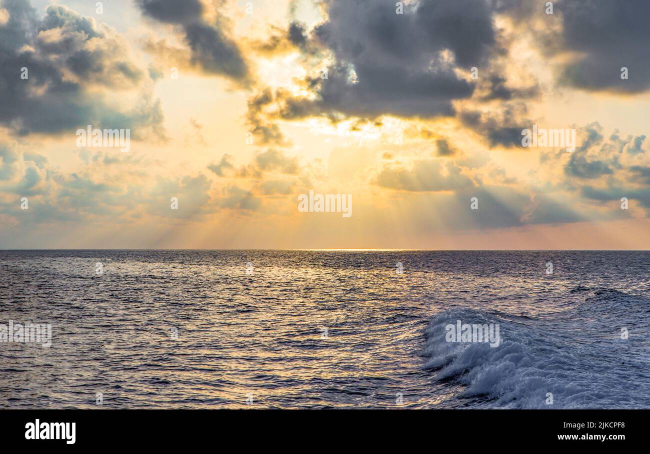 Blick auf den Golf von Mexiko von einer Offshore-Plattform bei Sonnenuntergang Stockfoto