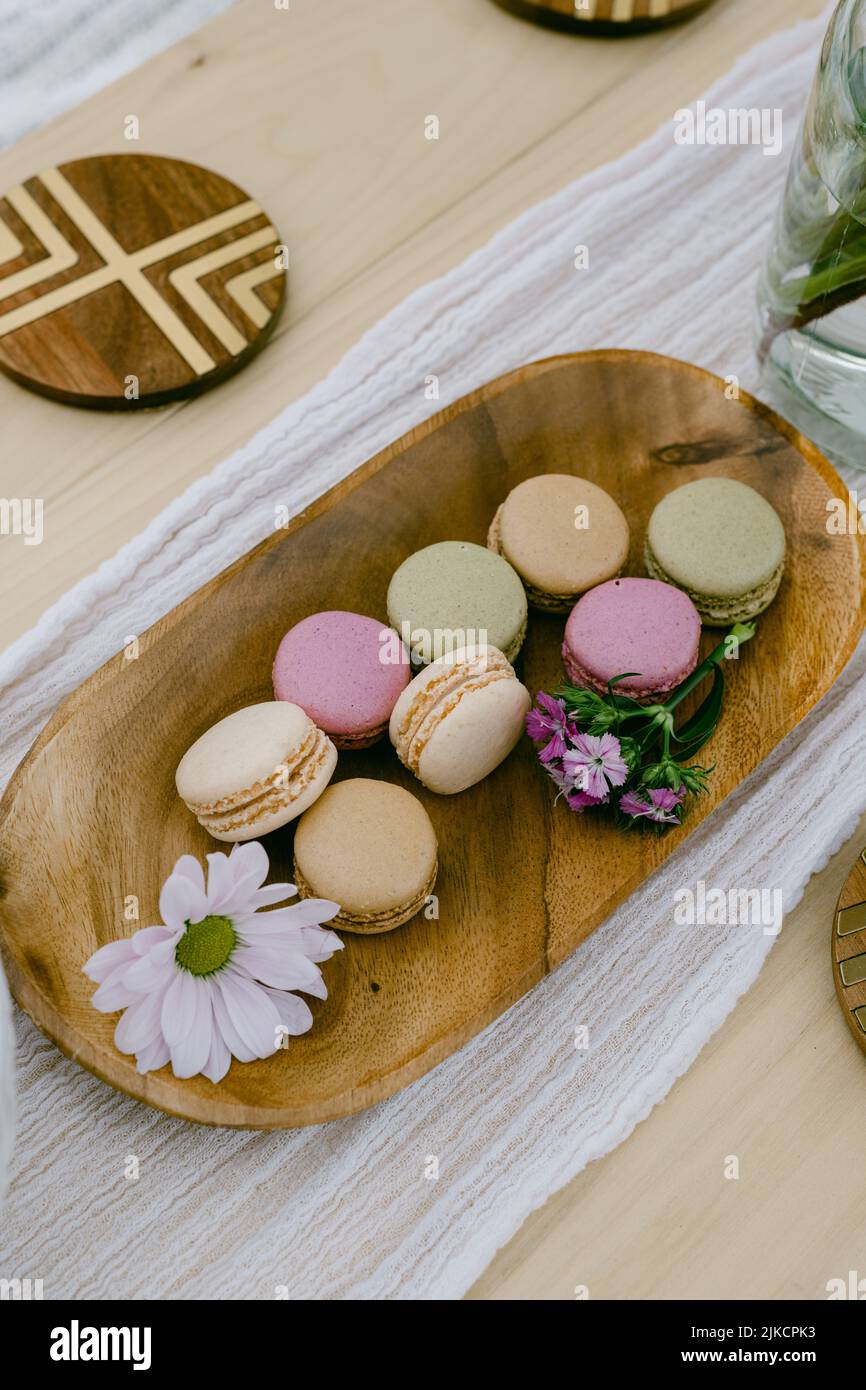 Bunte Macarons auf einem Holztisch Stockfoto