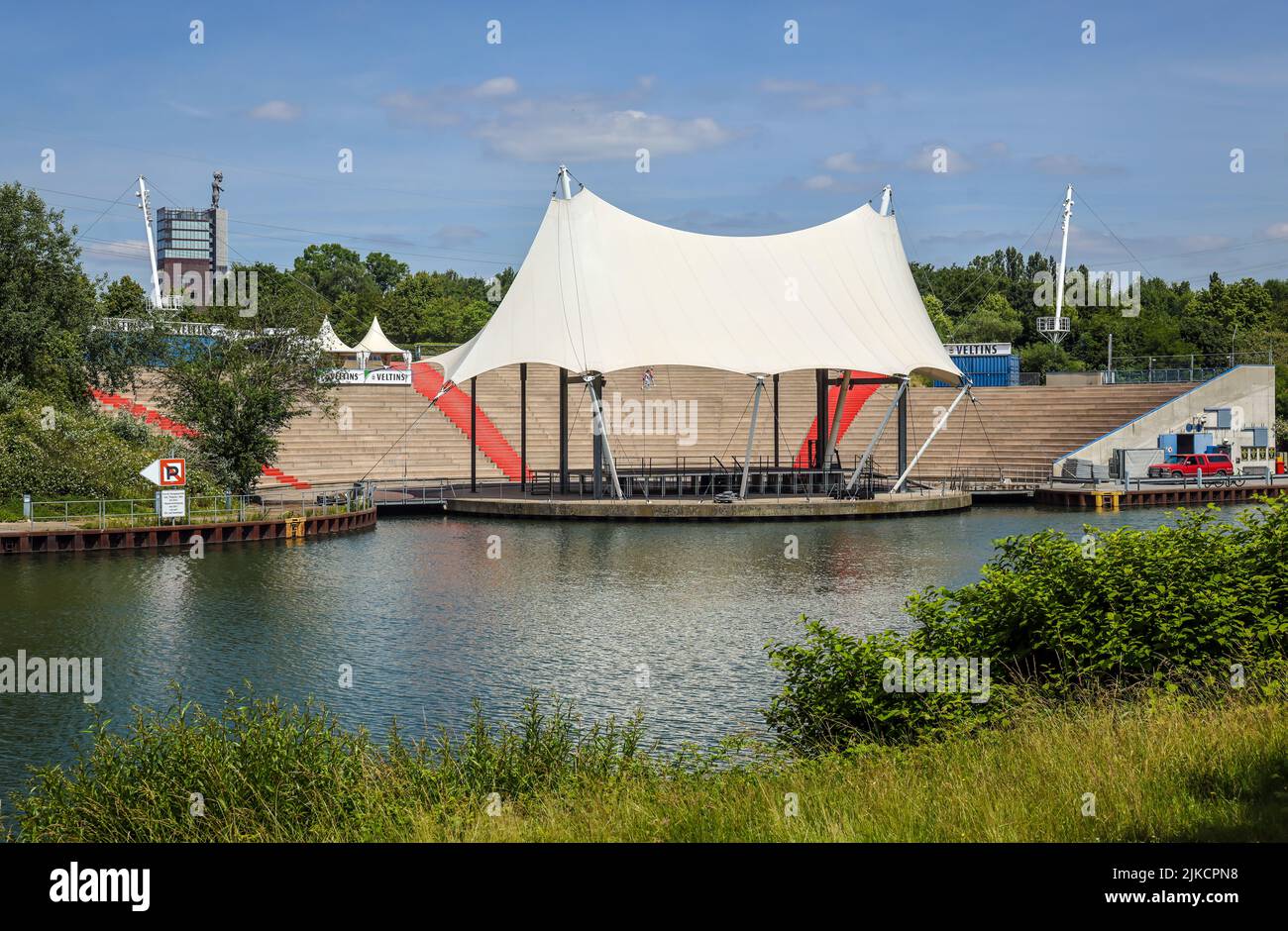 Gelsenkirchen, Nordrhein-Westfalen, Deutschland - Nordsternpark, hier mit dem Open-Air-BühnenAmphitheater am Rhein-Herne-Kanal. Parks und Gärten Stockfoto