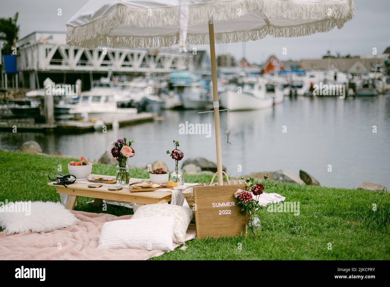Picknickplatz am Hafen am Meer Stockfoto