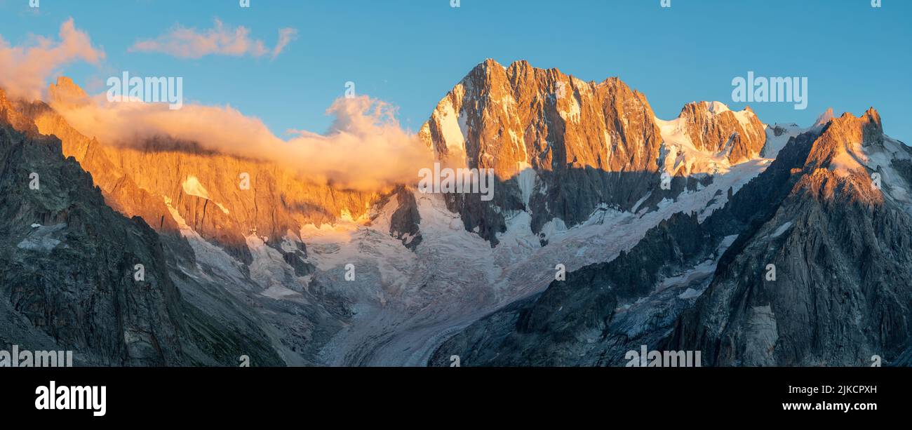 Das Panorama des Grand Jorasses Massivs im Abendlicht. Stockfoto