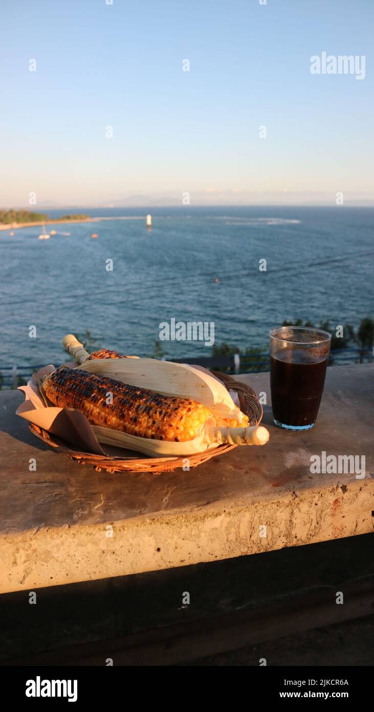 Eine Tasse schwarzen Kaffee und zwei geröstete Mais Stockfoto