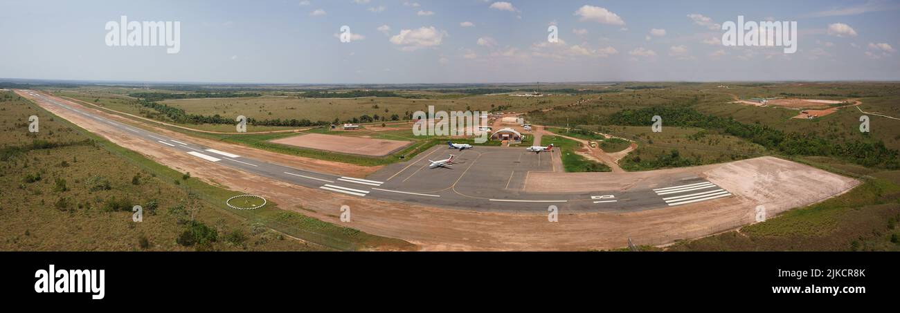 Eine Panorama-Luftaufnahme des Flughafenvorfeldes mit Flugzeugen bei Tageslicht. Stockfoto