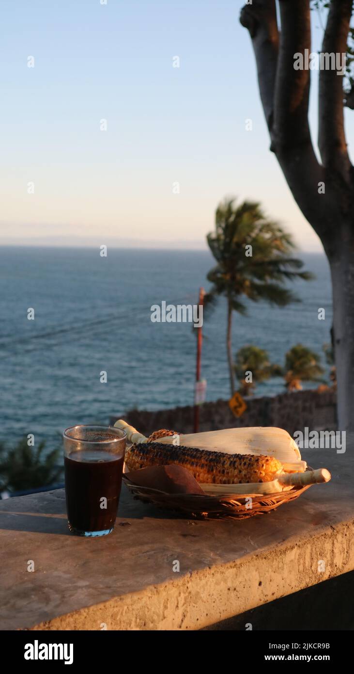 Eine Tasse schwarzen Kaffee und zwei geröstete Mais Stockfoto