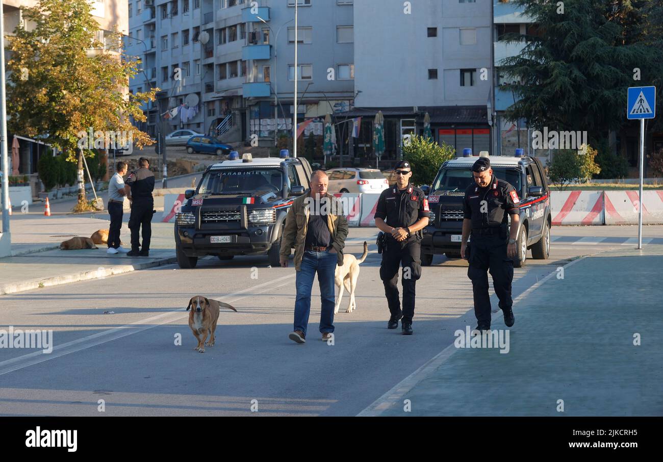 Die italienischen Carabinieri stehen am 1. August 2022 in Kosovska Mitrovica, Kosovo, neben der Brücke Ibra, die Albaner und Serben trennt. Aufgrund der Entscheidung der Regierung des Kosovo, die am 1. August um Mitternacht in Kraft treten sollte, blockierten die Serben im Norden des Kosovo am 31. Juli die Straßen zu den Grenzübergängen mit Serbien, Jarinje und Brnjak. Die Lage beruhigte sich in der Nacht, weil die Entscheidung der Regierung des Kosovo für einen Monat vorübergehend ausgesetzt wurde. Foto: Valdrin Xhemaj/PIXSELL Stockfoto