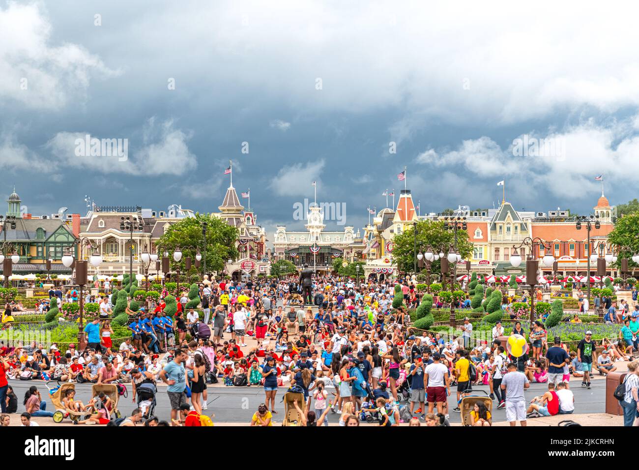 Weitwinkel der Menschenmenge, die die berühmte Touristenattraktion besucht. Stockfoto