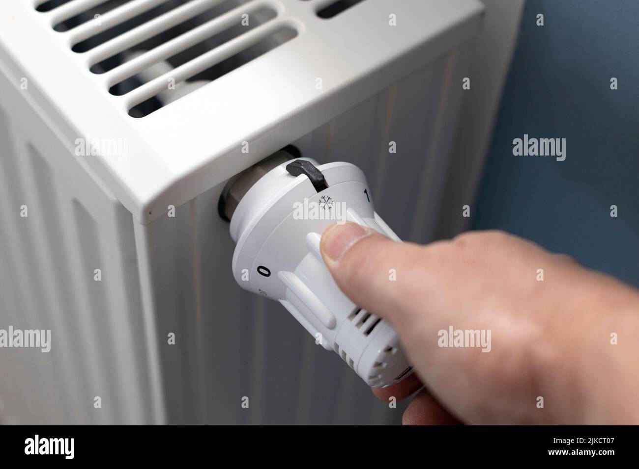 Verwenden Sie bewusst den Heizungsthermostat und regulieren Sie die Temperatur in Ihren Räumen, um Gas zu sparen. Stockfoto