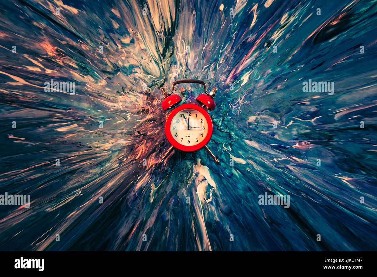 Die Zeit vergeht, roter Wecker, Lack, Splash-Effekt, Kunst Stockfoto