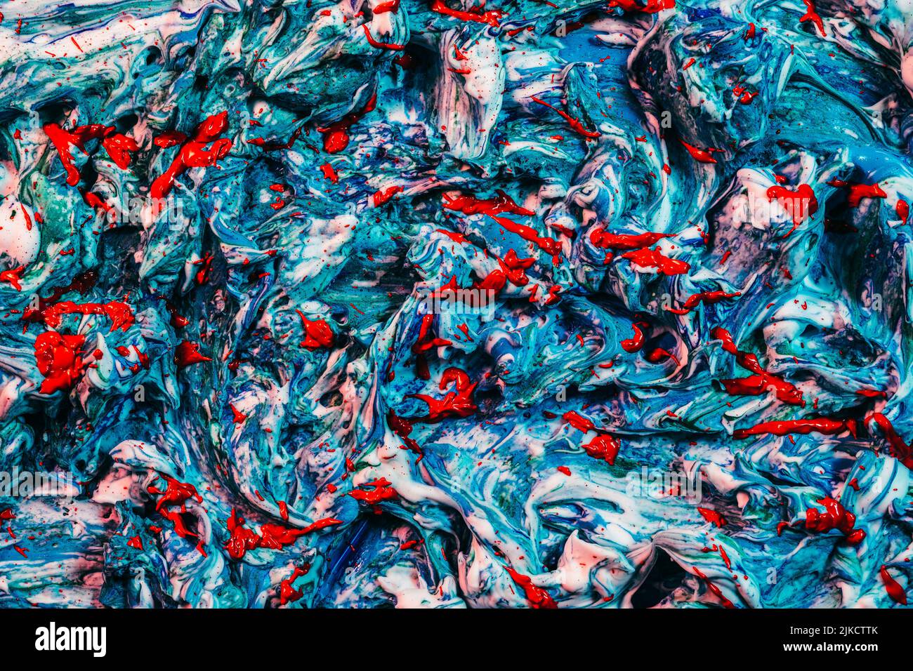 Abstrakter Hintergrund blau Acrylfarbe rot Spritzer Stockfoto