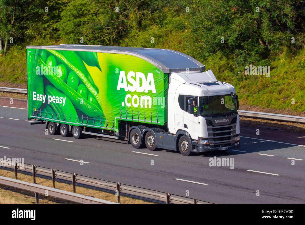 ASDA Easy Peasy Supermarket Food Delivery; Scania S500 R450 A 6x2/2 12742 Food Delivery Truck; Bewegen, Fahren, in Bewegung, Reisen auf der Autobahn M6, Großbritannien Stockfoto