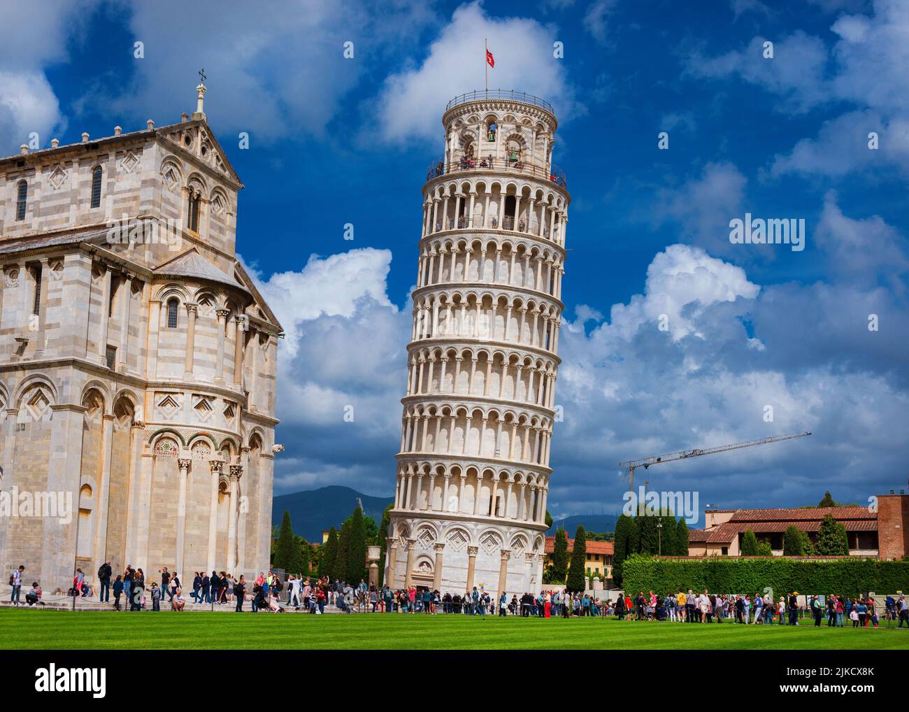 Touristen besuchen den Platz Campo dei Miracoli mit dem berühmten schiefen Turm von Pisa Stockfoto